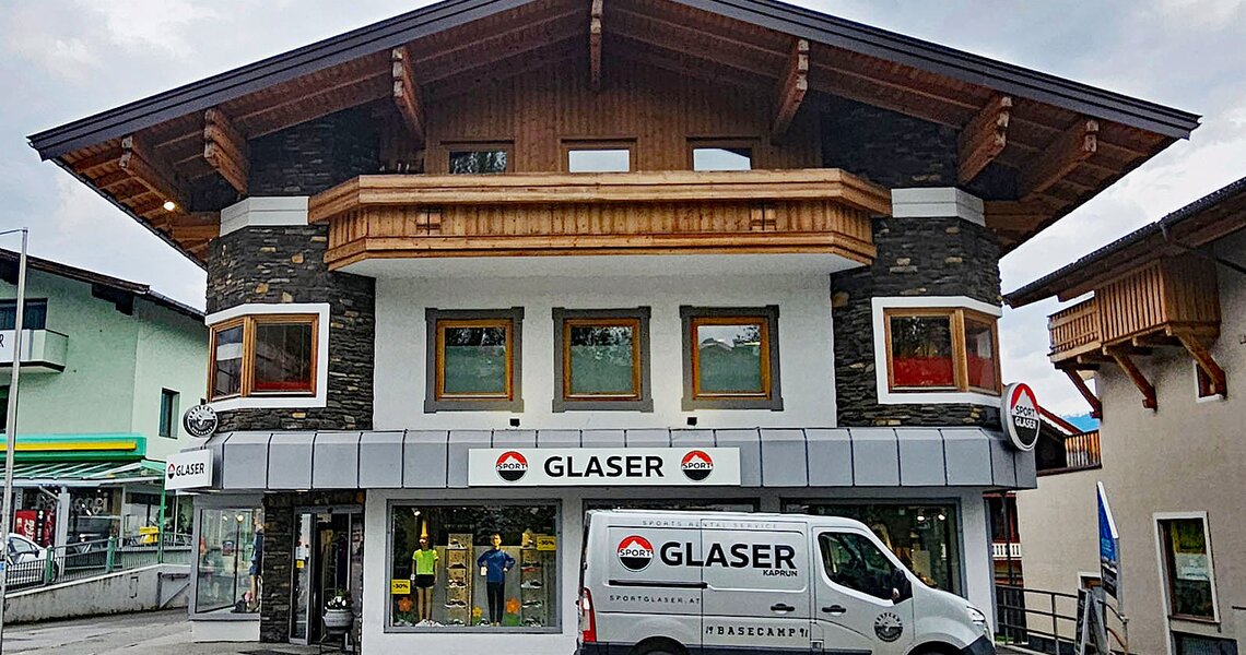 Traditionelles Gebäude mit einem Sportgeschäft im Erdgeschoss, vor einem Lieferwagen geparkt. | © Sport Glaser